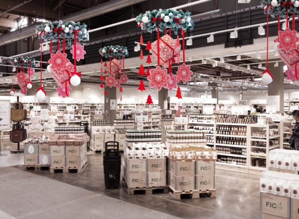 Corona in finto pino con decori