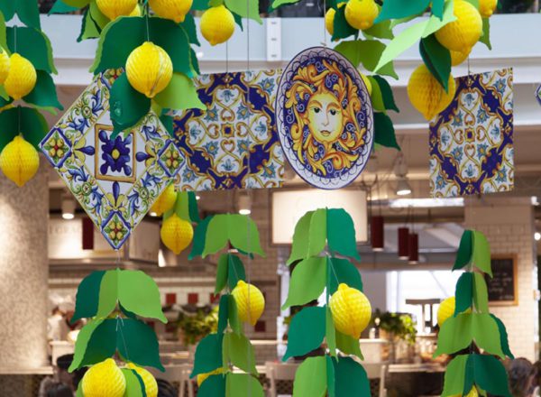 Filari di foglie e limoni