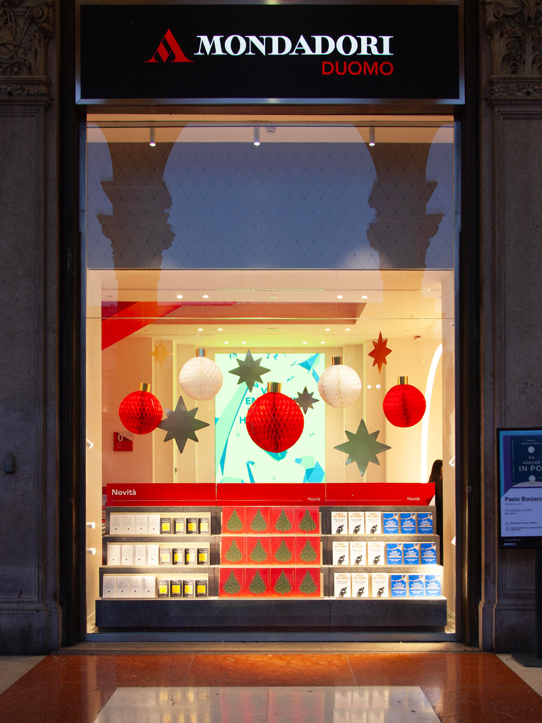 Vetrina con stelle, sfere rosse e bianche
