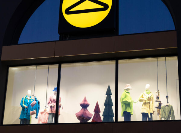 Vetrina natalizia con decorazioni ad albero