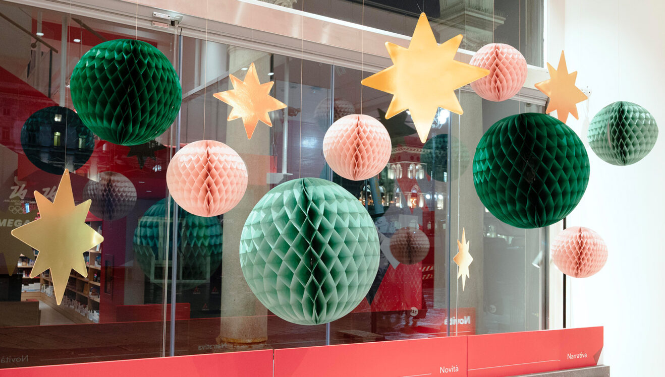 Decorazioni natalizie con sfere e stelle