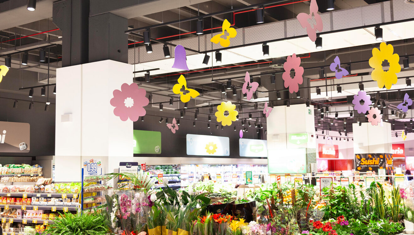 Farfalle e fiori in cartone sospesi