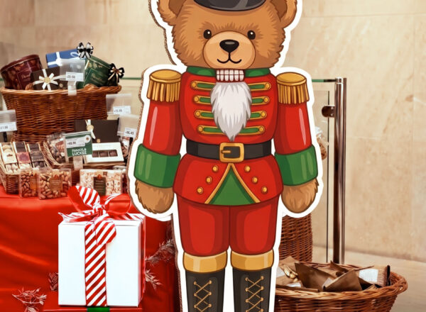 Orso soldatino con pacchi regalo
